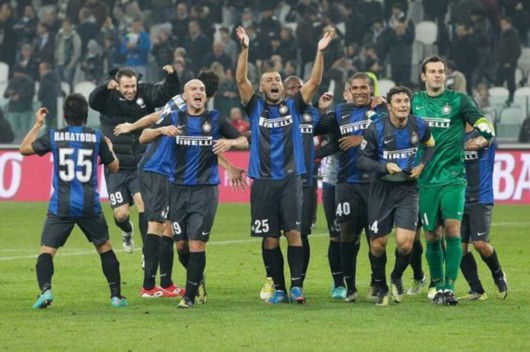 这是真准！泰森底角接球被封到脸上依旧命中个人第二记三分球（太准了！泰森底角接球顶着贴脸防守仍命中个人第二记三分球）