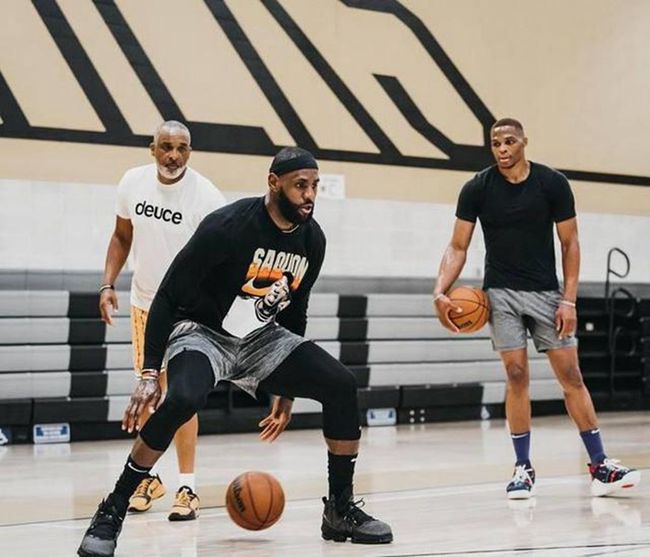 官方：本轮港超联赛延期进行，中国香港各代表队将臂缠黑纱出战（官方通报：港超本轮推迟，中国香港各代表队将佩戴黑纱参赛）