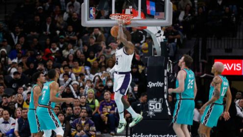 师徒重聚，阿隆索与维尔茨赛后拥抱致意，后者赠出比赛球衣（师徒再会，阿隆索赛后与维尔茨相拥，维尔茨赠球衣致意）