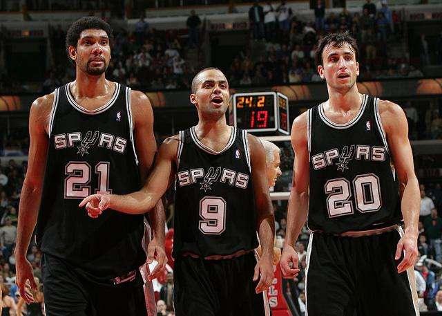 篮球湖人球员关键三分命中率高（湖人球员关键时刻三分球命中率出色）